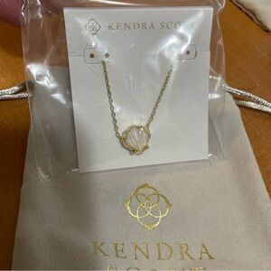New Kendra Scott Brynne Gold Short Pendant Necklace in Ivory Shell RV$75